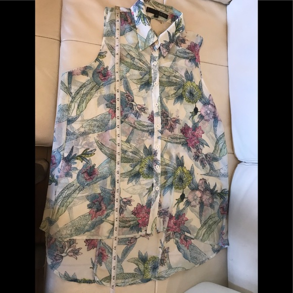 Lovely Ness Floral Sleeveless Button Down Blouse - Picture 5 of 6